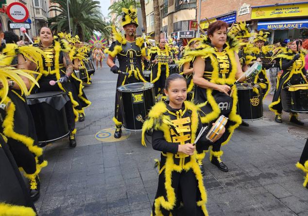 Fotos: El ritmo y el color marcan el pasacalles del carnaval de Las Palmas de Gran Canaria