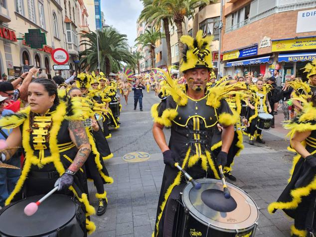 Fotos: El ritmo y el color marcan el pasacalles del carnaval de Las Palmas de Gran Canaria