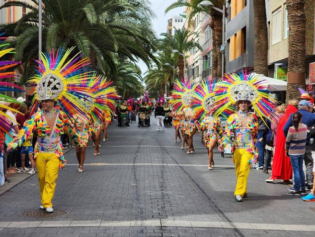 Fotos: El ritmo y el color marcan el pasacalles del carnaval de Las Palmas de Gran Canaria