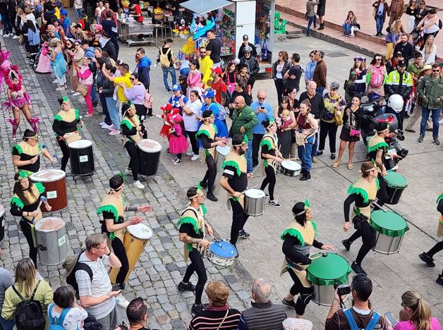 Fotos: El ritmo y el color marcan el pasacalles del carnaval de Las Palmas de Gran Canaria