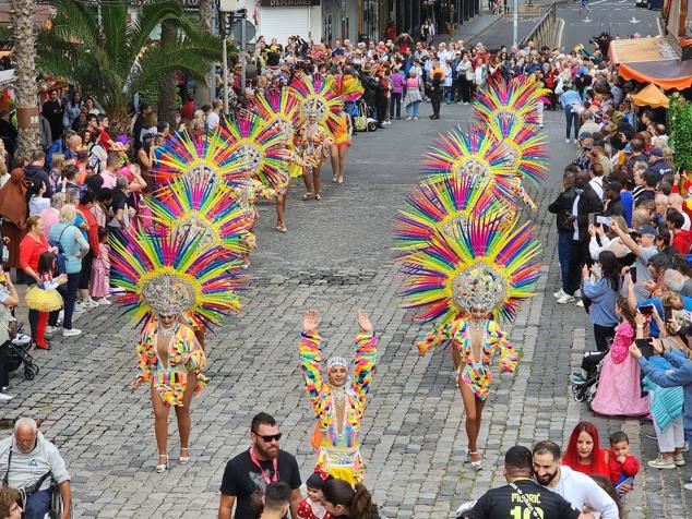 Fotos: El ritmo y el color marcan el pasacalles del carnaval de Las Palmas de Gran Canaria