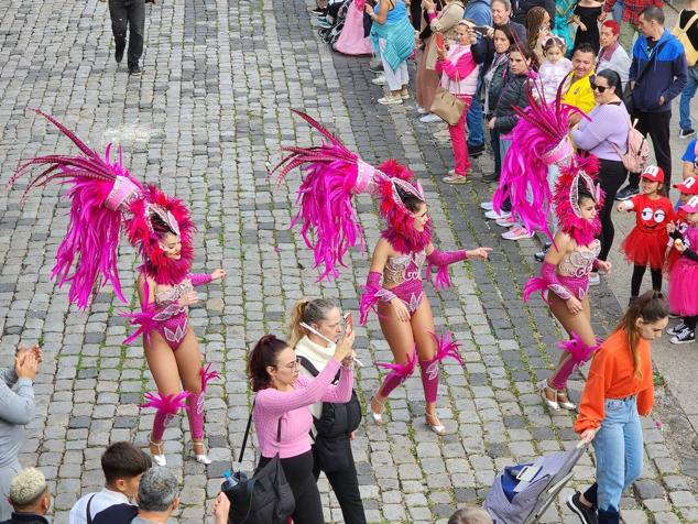 Fotos: El ritmo y el color marcan el pasacalles del carnaval de Las Palmas de Gran Canaria