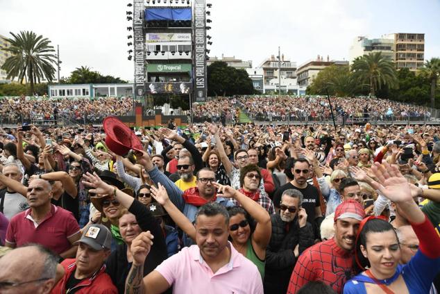 Fotos: El ritmo y el color marcan el pasacalles del carnaval de Las Palmas de Gran Canaria