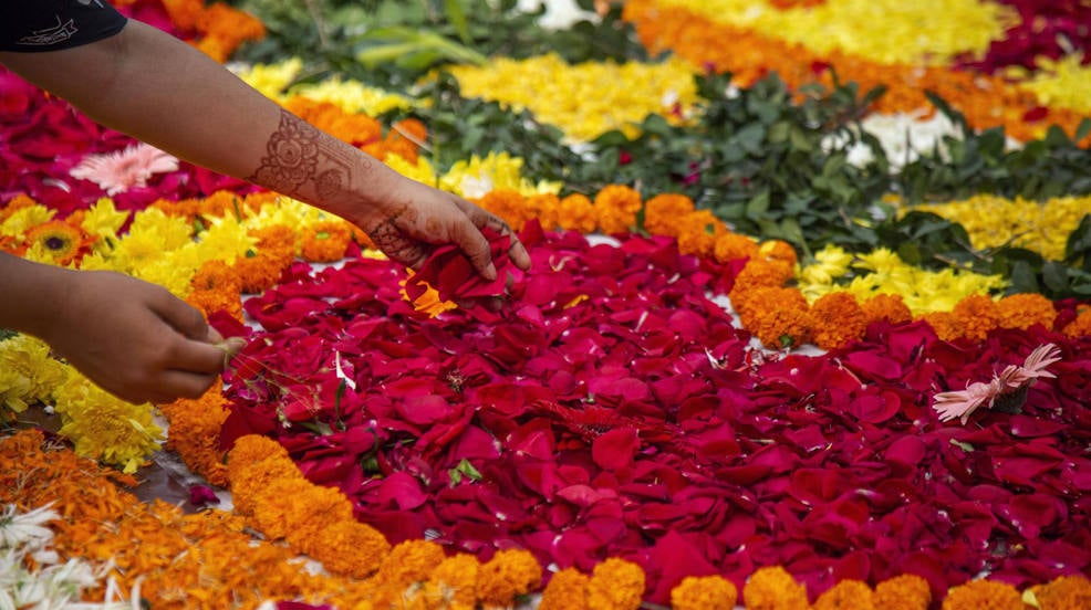 Una voluntaria coloca flores para decorar el monumento Central Shaheed Minar durante el Día Internacional de la Lengua Materna, o Día de los Mártires de la Lengua, en Dhaka, Bangladesh. El Día de los Mártires de la Lengua conmemora las manifestaciones del Movimiento de la Lengua Bengalí de 1952. 