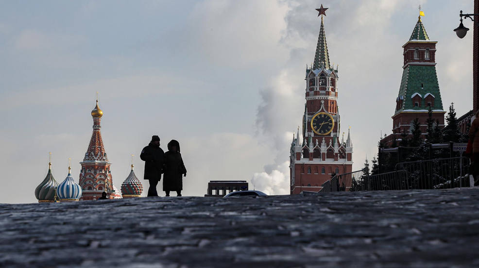 Dos personas caminan por la Plaza Roja de Moscú, Rusia. 