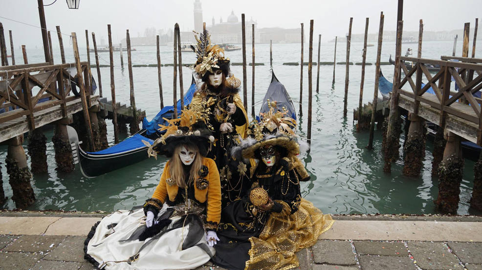 Personajes en traje y máscara en el muelle de San Marco, con motivo de la celebración del carnaval veneciano, Venecia, Italia. La tradición anual del Carnaval veneciano es bien -conocida por sus distintivos disfraces y máscaras.