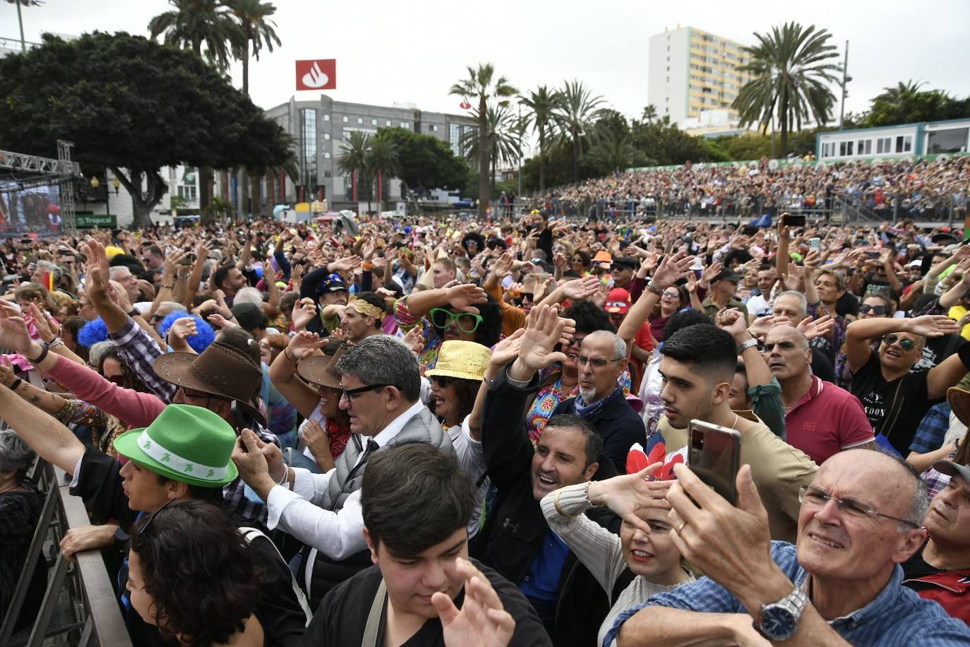 Fotos: El ritmo y el color marcan el pasacalles del carnaval de Las Palmas de Gran Canaria