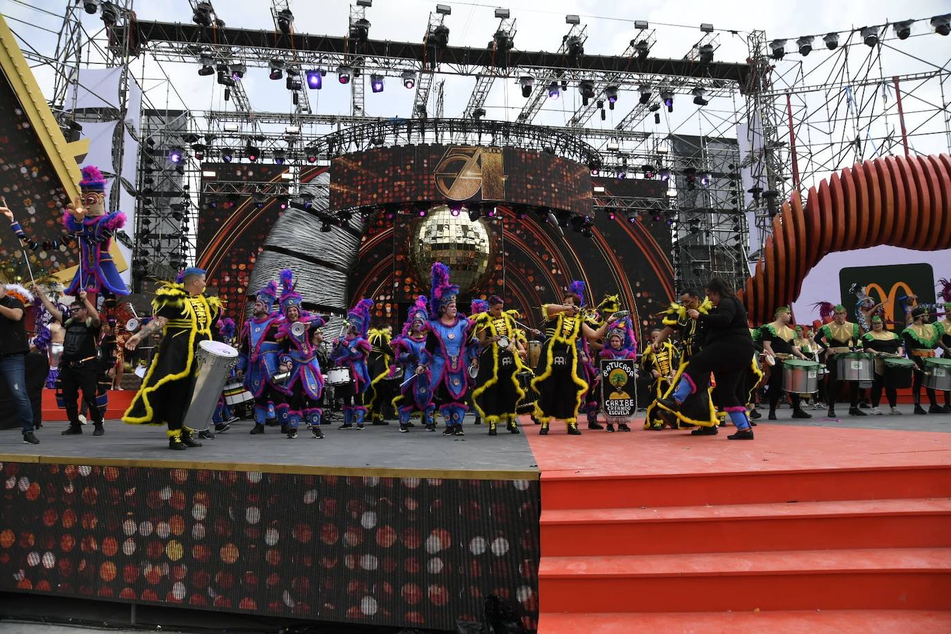 Fotos: El ritmo y el color marcan el pasacalles del carnaval de Las Palmas de Gran Canaria