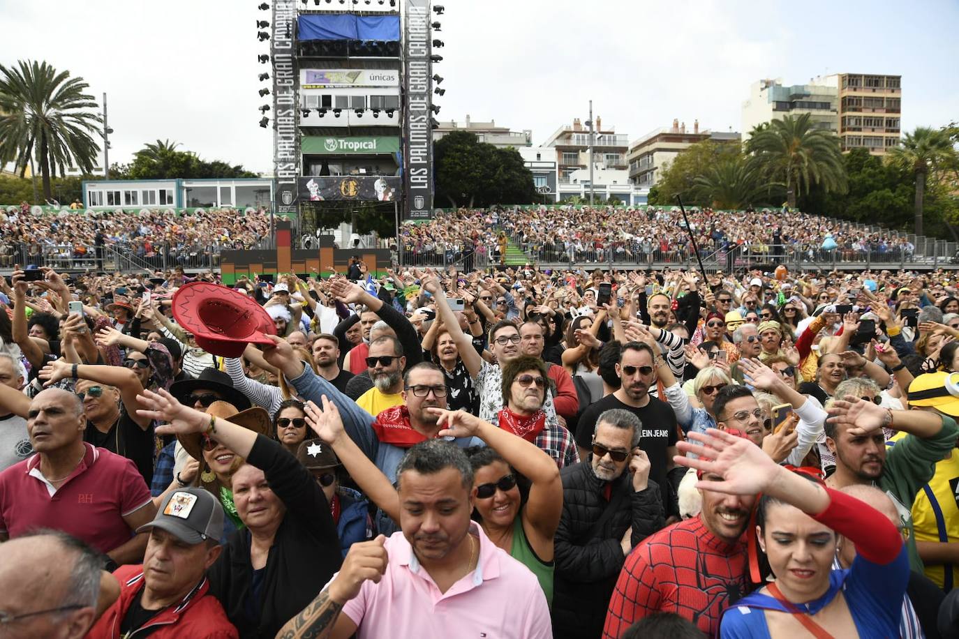 Fotos: El ritmo y el color marcan el pasacalles del carnaval de Las Palmas de Gran Canaria