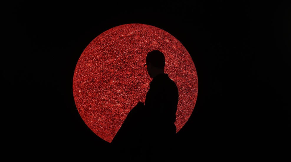 Un hombre visita la Feria Internacional de Arte Contemporáneo ARCO 2023 que abre las puertas en una de sus ediciones más internacionales, con la presencia de 218 galerías, un 66 por ciento extranjeras, y con el Mediterráneo y su cultura común como tema principal. 