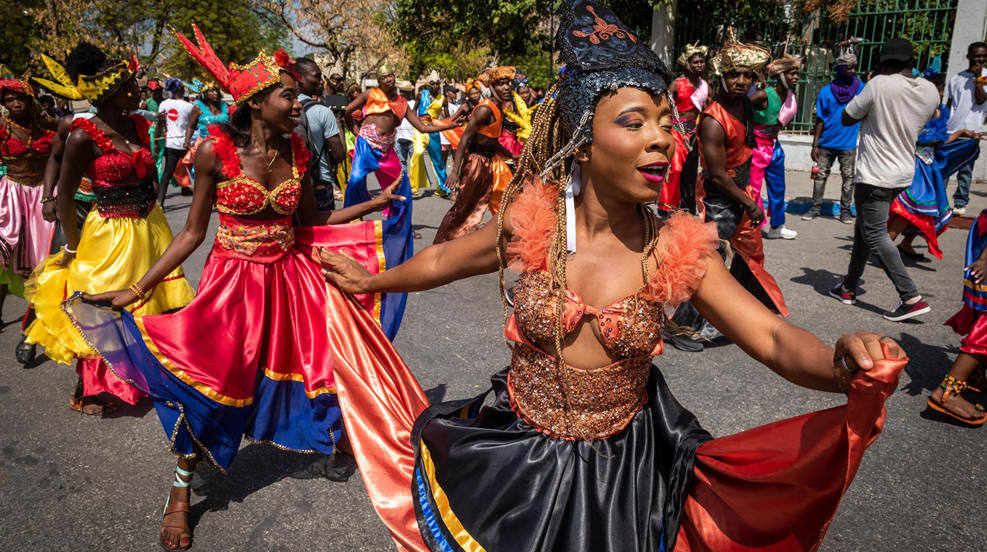 Personas participan durante los desfiles de Carnaval, en Puerto Príncipe (Haití). Haití intenta olvidar por unos días la crisis y la violencia y se ha echado a las calles para bailar a ritmo de carnaval, unas fiestas que este martes llegan a su fin en Puerto Príncipe. 