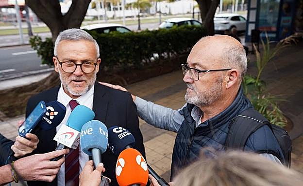 Fuentes Curbelo atiende a los medios junto a su abogado. 