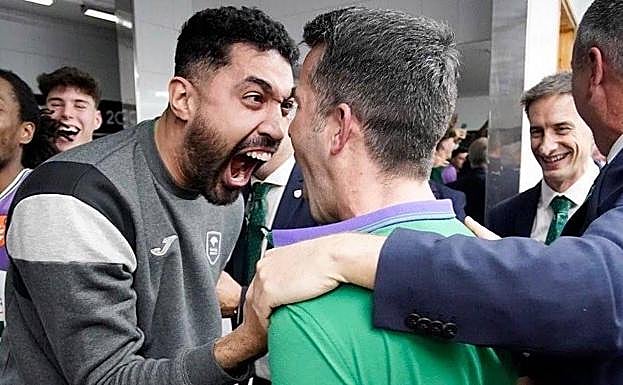 El jugador brasileño Augusto Lima -izquierda- abraza a Javi tras convertir el lanzamiento en el vestuario.