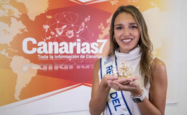 La reina del carnaval de Las Palmas de Gran Canaria 2022, Daniela Medina Ortega, junto al broche que otorgan a las soberanas. 