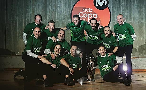 Javi Guerra -primero por la izquierda en la fila inferior- celebra el cetro copero con el cuerpo técnico del Unicaja. 