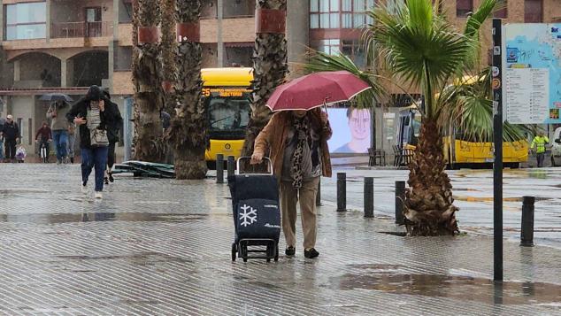 Fotos: Paraguas, bolsas de cartón o gorros para guarecerse de la lluvia