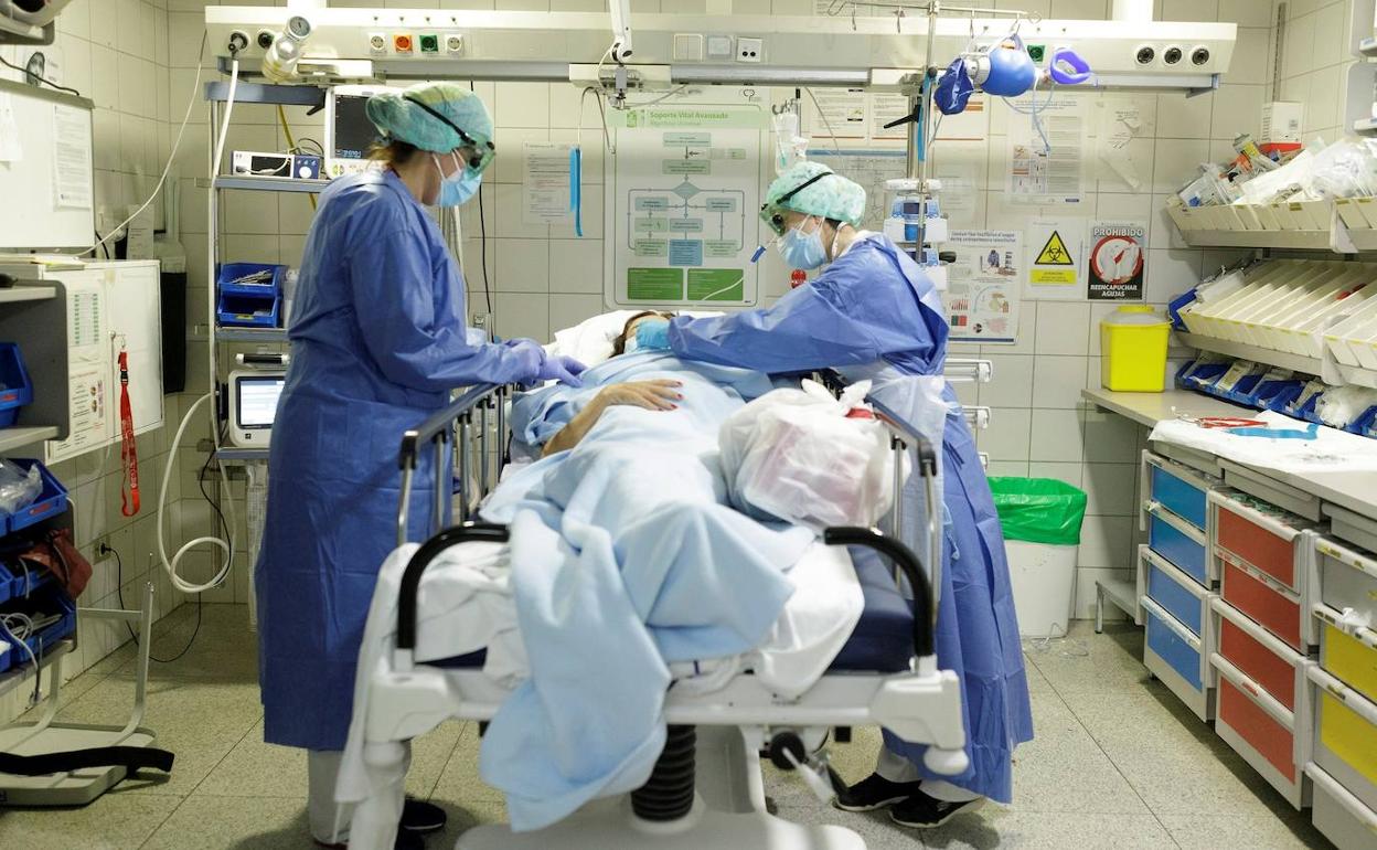 Imagen de archivo de la atención sanitaria a una persona con síntomas de covid. 