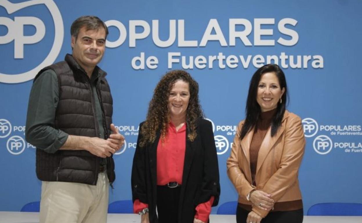 Fernando Enseñat, presidente insular del PP, Dunia Alvaro, candidata a la alcaldía de Pájara, y Leticia Cabrera, concejala de Agricultura, Ganadería y Pesca y de Servicios Sociales del Ayuntamiento del sur. 