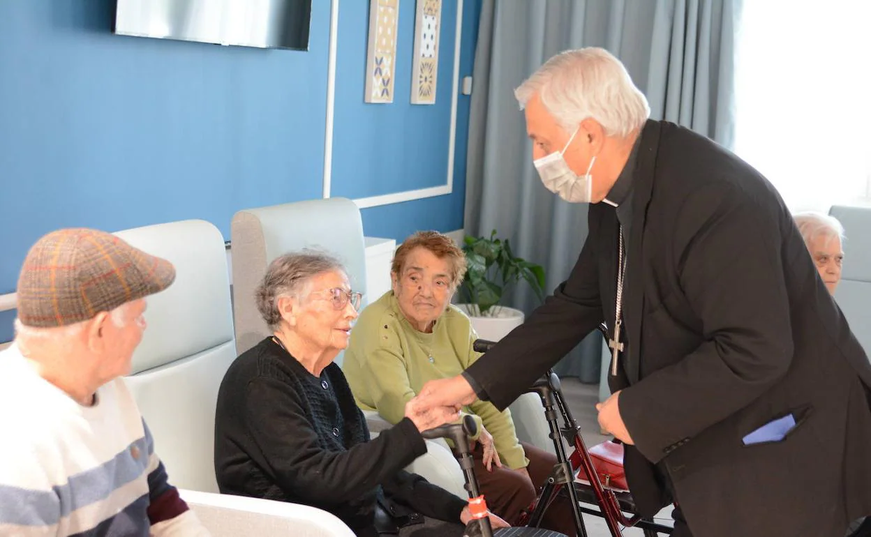 El Obispo de Tenerife saludando a las personas usuarias de la nueva residencia Clece Vitam Vía Ronda. 