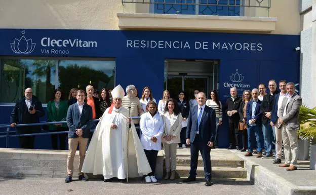 El Obispo de Tenerife junto al equipo profesional de la residencia Clece Vitam Vía Ronda. 