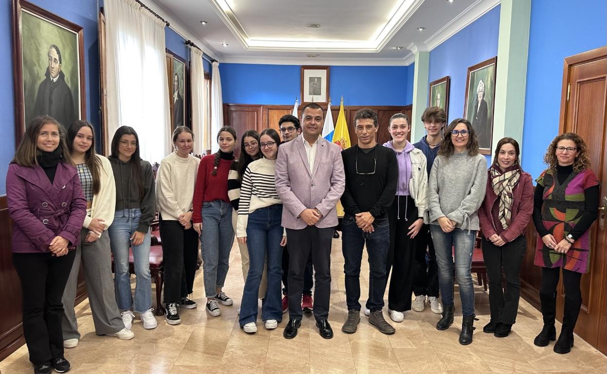 Estudiantes y profesorado fueron recibidos por el alcalde y la concejala de Cultura en el Ayuntamiento. 