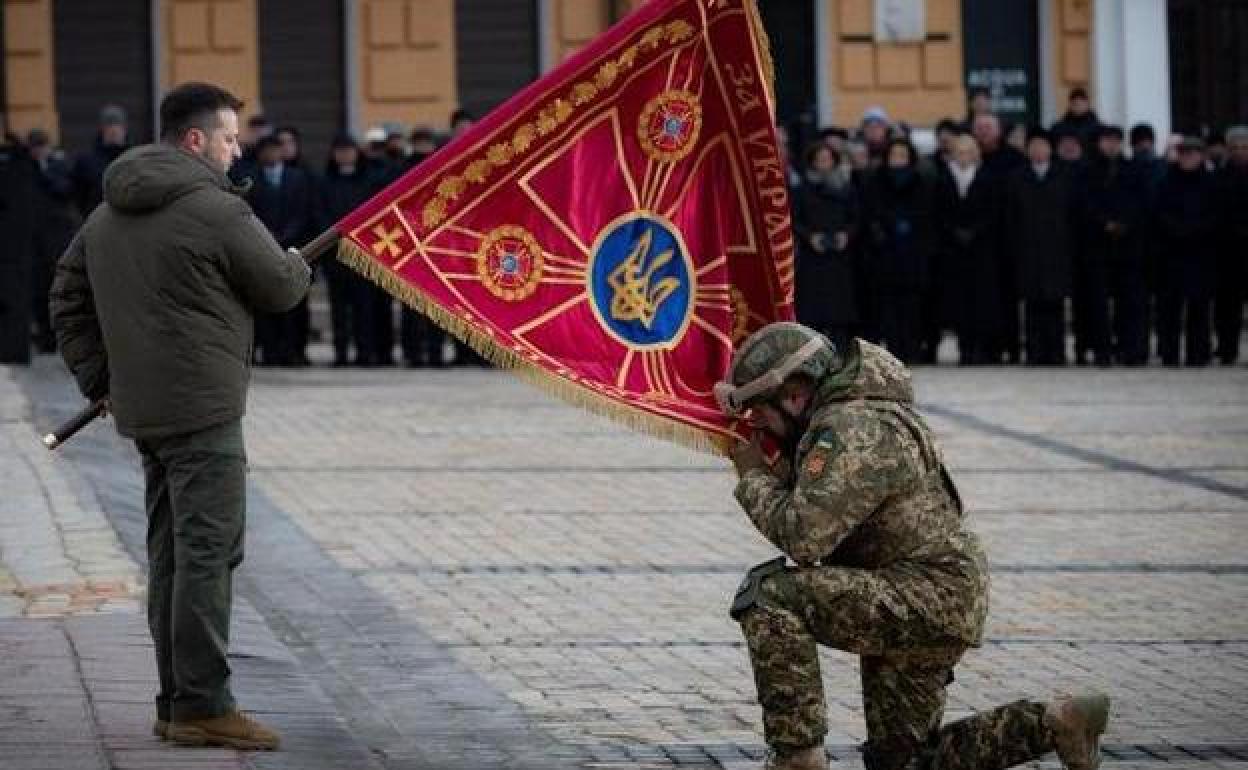 Zelenski sujeta la bandera durante una ceremonia militar celebrada ayer en Kiev