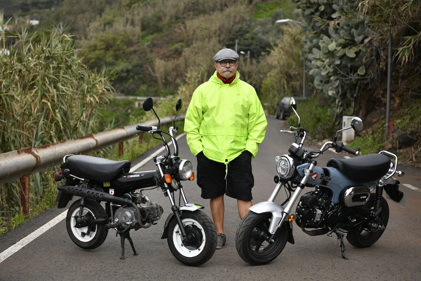 Paco Naranjo con sus dos joyas, la antigua y la moderna Honda 70. 