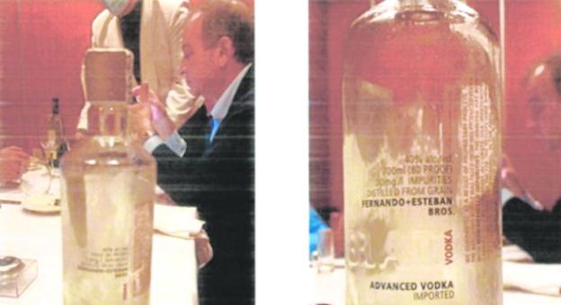 El general Espinosa, en el restaurante, con la botella de vodka en primera plano. Las fotos, según la Policía Nacional, tienen gran valor. 