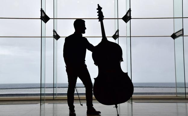Juan Márquez, con su contrabajo, en el escenario del Auditorio Alfredo Kraus, al que volverá la próxima temporada como parte de la OFGC. 