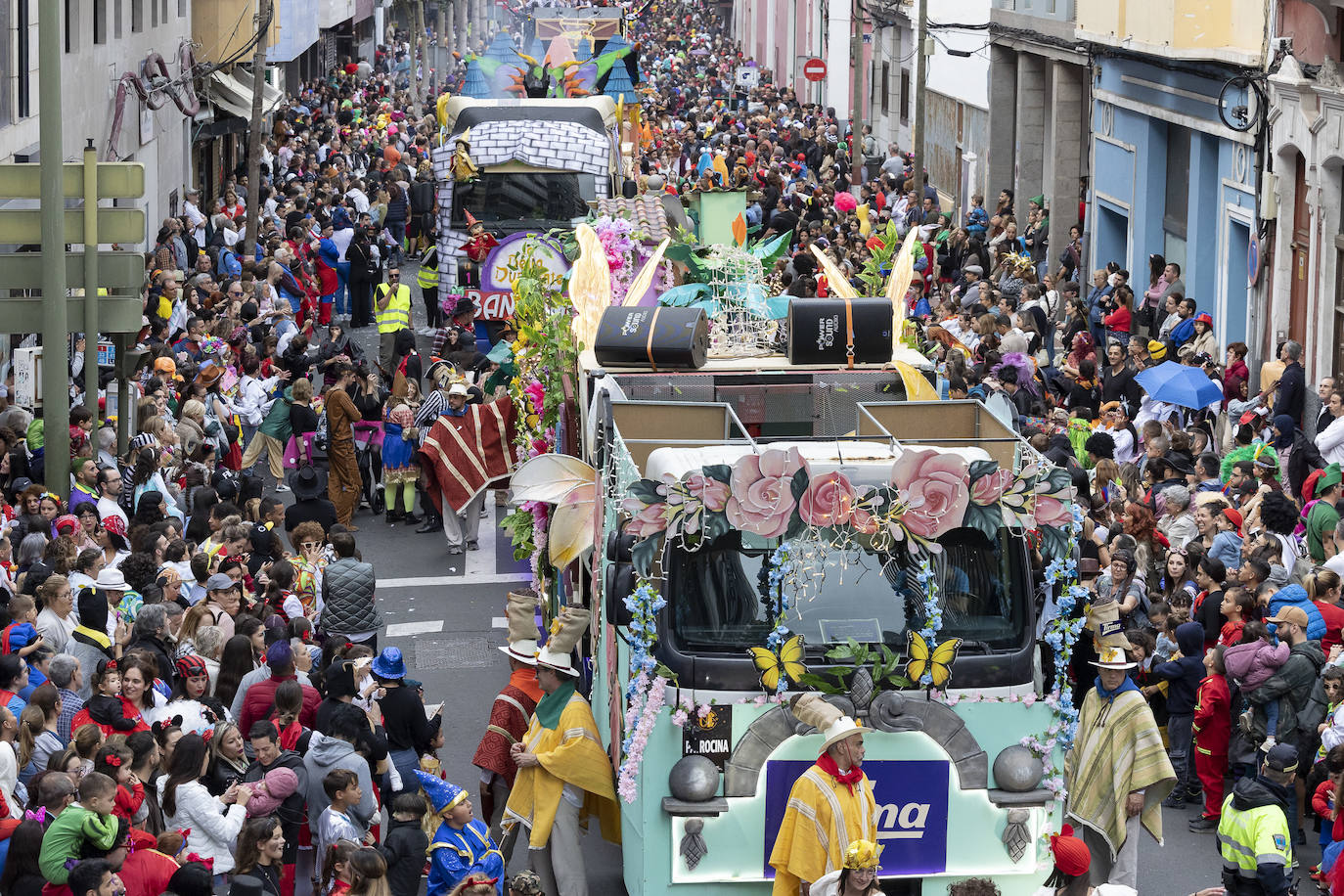 Fotos: Los más pequeños se lo pasaron en grande en la cabalgata infantil