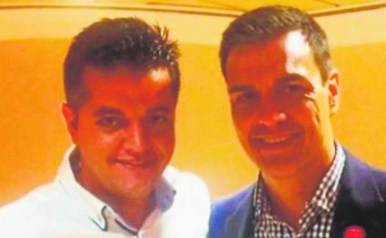 Foto de Taishet Fuentes con Pedro Sánchez que aquel envió a sus conocidos hace unos años se viralizó esta semana. 