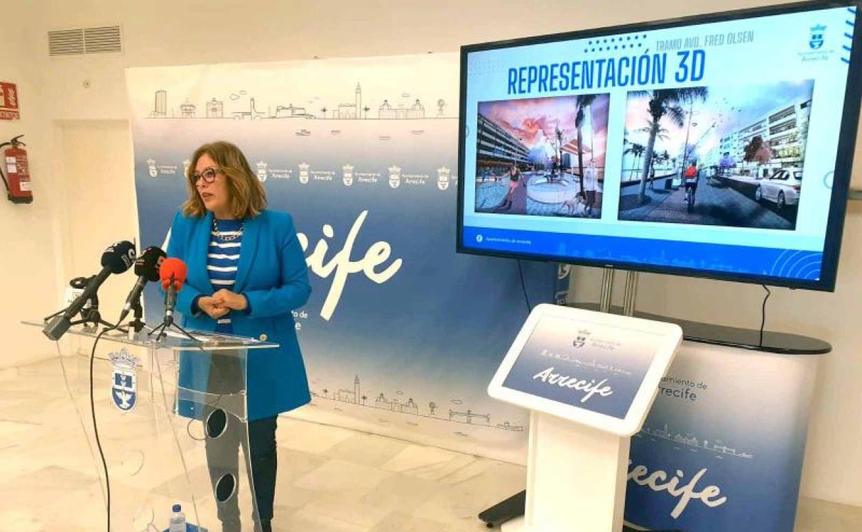 Ástrid Pérez ofreciendo este lunes detalles de cómo quedará la avenida junto a la playa. 