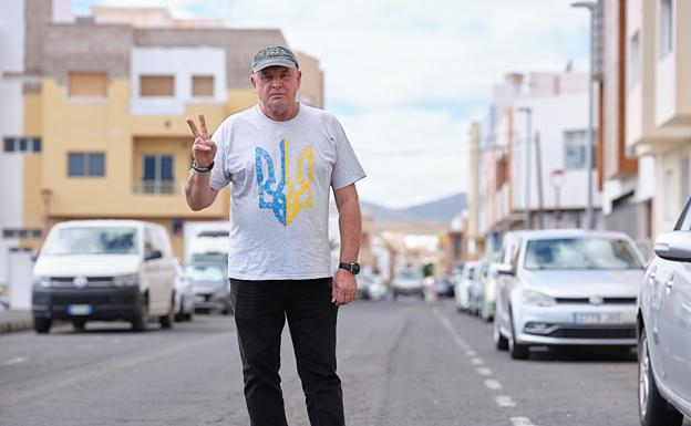 Oleg, haciendo la señal de la victoria en una calle de Puerto del Rosario. 