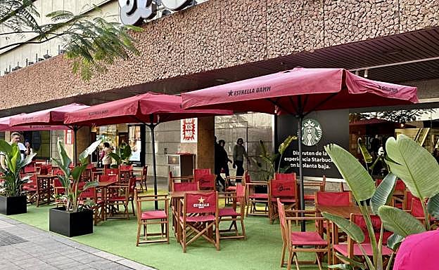 Terraza en la puerta de El Corte Inglés en Las Palmas de Gran Canaria