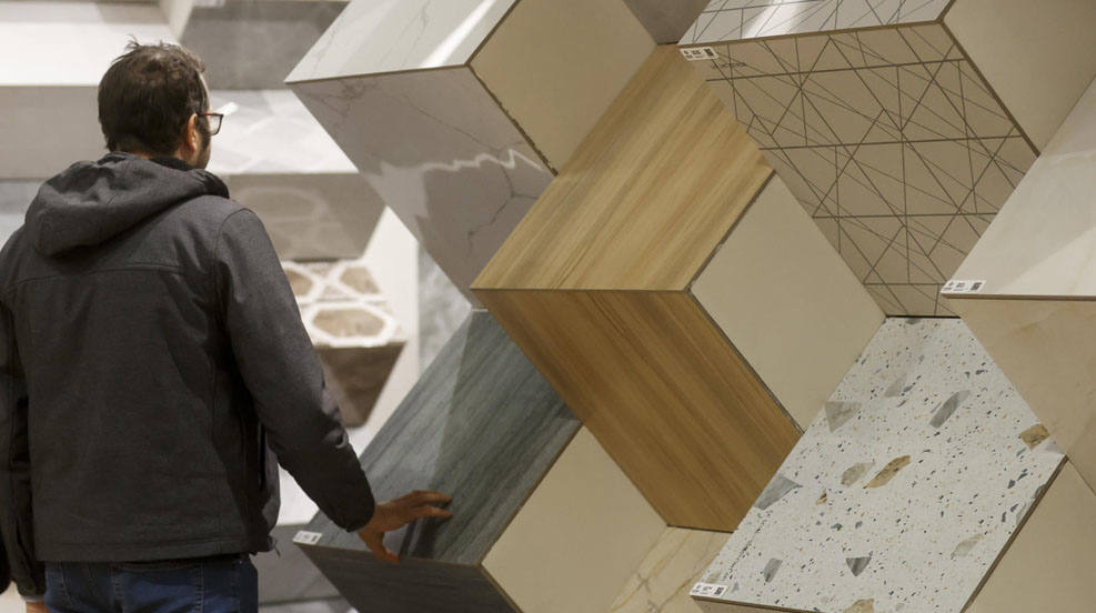 La feria líder del sector cerámico, baño y piedra natural, Cevisama, abre sus puertas en una coyuntura muy diferente a la que había en 2020, cuando se celebró su última edición, tras una pandemia, una crisis energética, la falta de contenedores y la escasez de materias primas, entre otras dificultades que han reducido la competitividad.