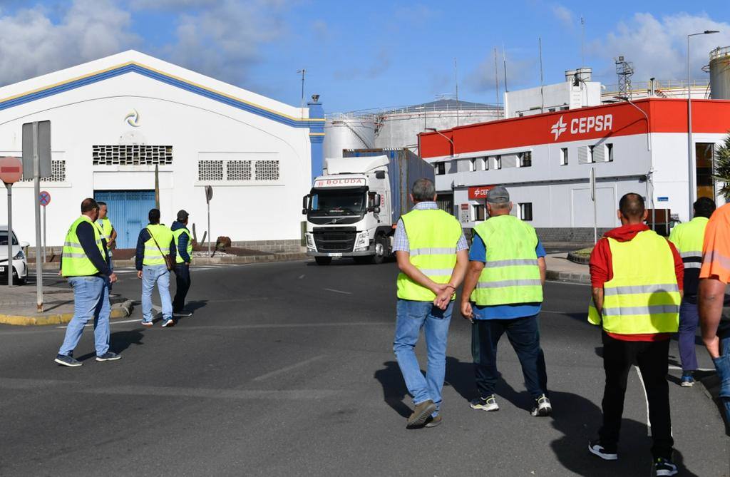 Piquetes informativos paran camiones en La Luz el primer día del paro del transporte