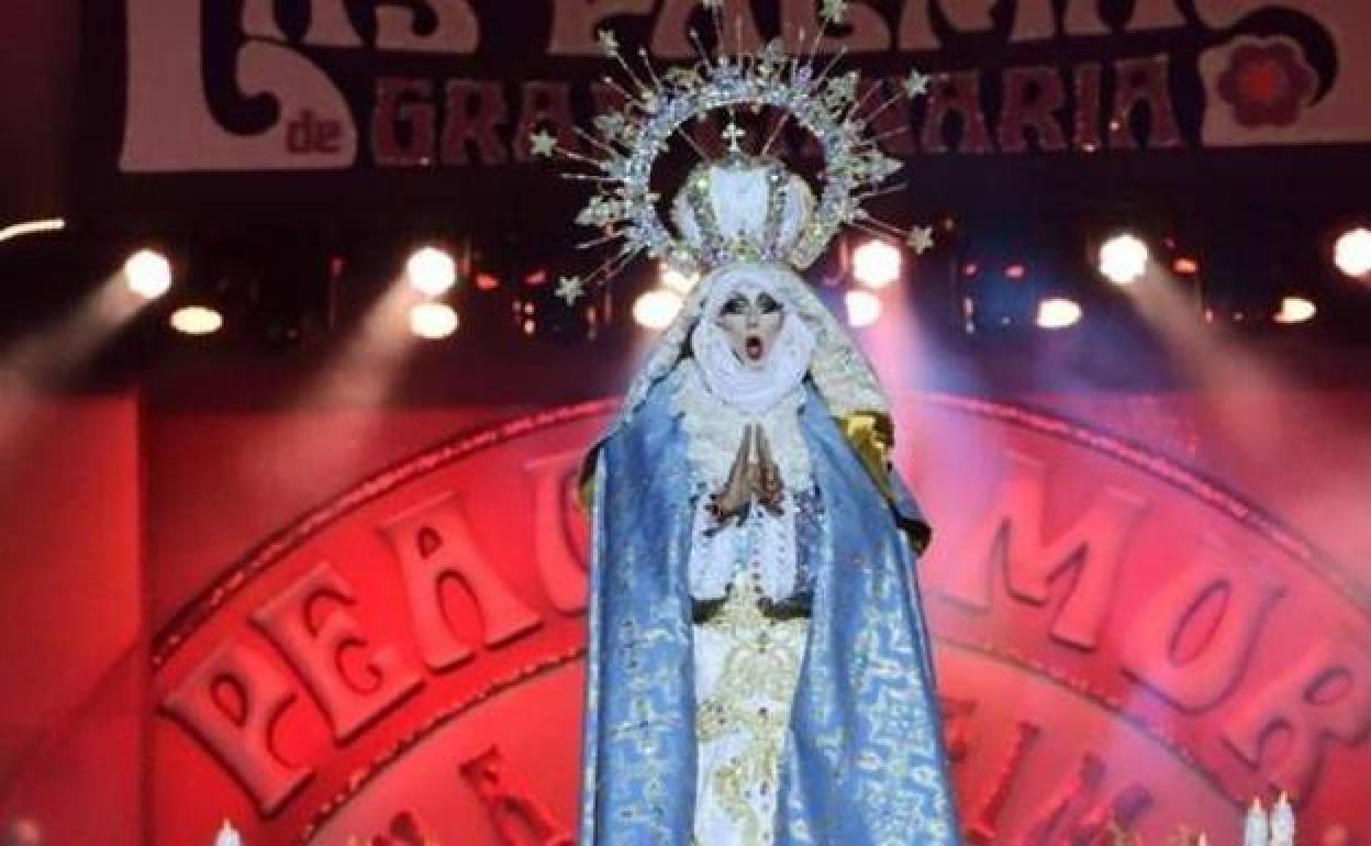 Representación de una virgen por drag Shetlas en una edición pasada de los carnavales capitalinos. 