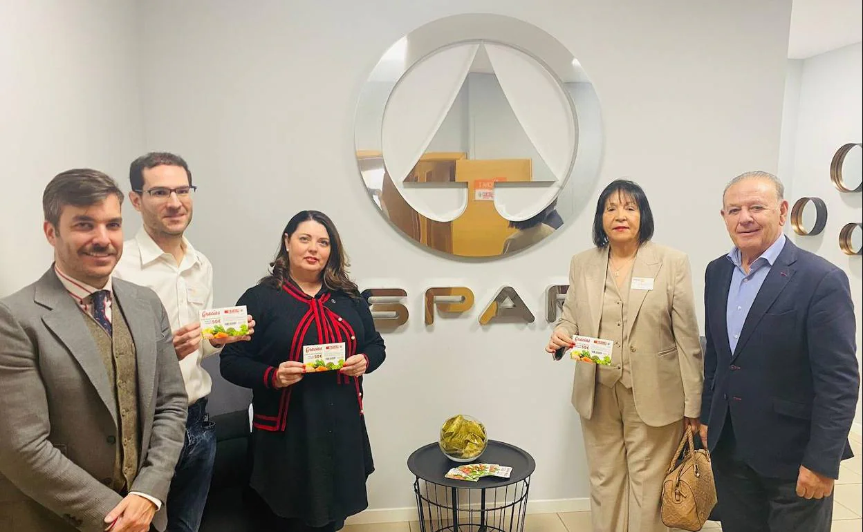 Los representantes de SPAR Gran Canaria y de Rotary durante la entrega de los vales. 