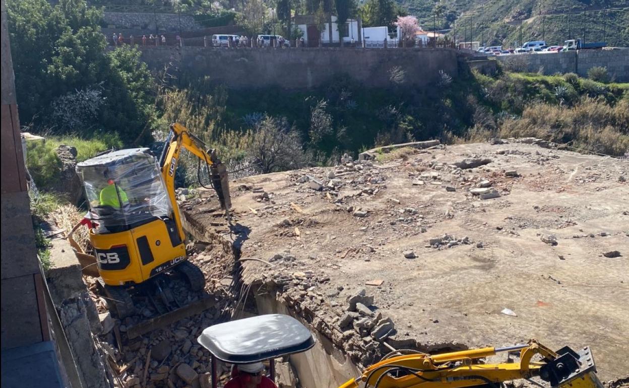 Imagen de las máquinas trabajando en la parcela del mamotreto. 