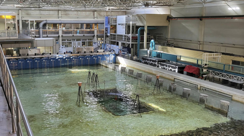 Ensayo bajo condiciones marinas controladas en una piscina de 25 metros de longitud realizado en la Universidad de Oporto, Portugal. La empresa asturiana RENEERGY y la Universidad de Oviedo han empezado a realizar pruebas con plantas flotantes de energía solar que se instalarían en el mar, una tecnología limitada hasta ahora a embalses liderada por los países asiáticos y que reduce los costes de adquisición de terrenos y aumentan la producción de los paneles por el efecto refrigerante del agua. 
