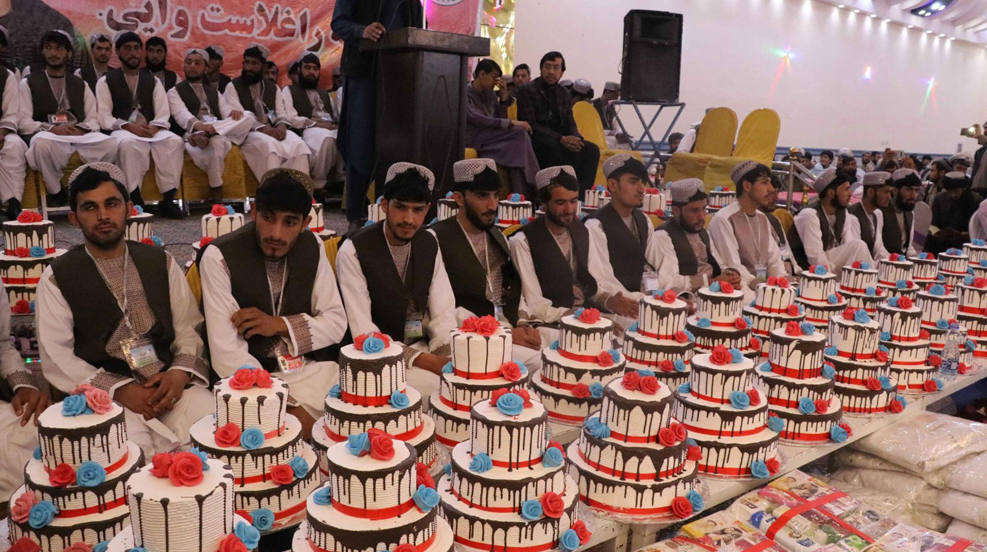 Novios afganos asisten a una ceremonia de boda multitudinaria en Kabul, Afganistán. La Selab Charity Foundation financió y organizó la boda multitudinaria de 50 parejas. (Afganistán)