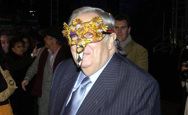 Imagen principal - Arriba, Jerónimo Saavedra con una máscara de carnaval. Abajo a la izquierda, Pepa Luzardo disfrazada. Abajo a la derecha, Demetrio Suárez en una carroza. 