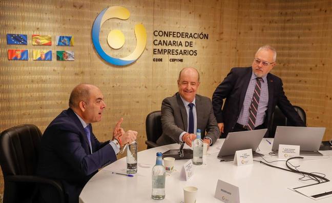 Lorenzo Amor (i) en su reunión con el presidente (c) y vicepresidente (d) de la CCE./EFE