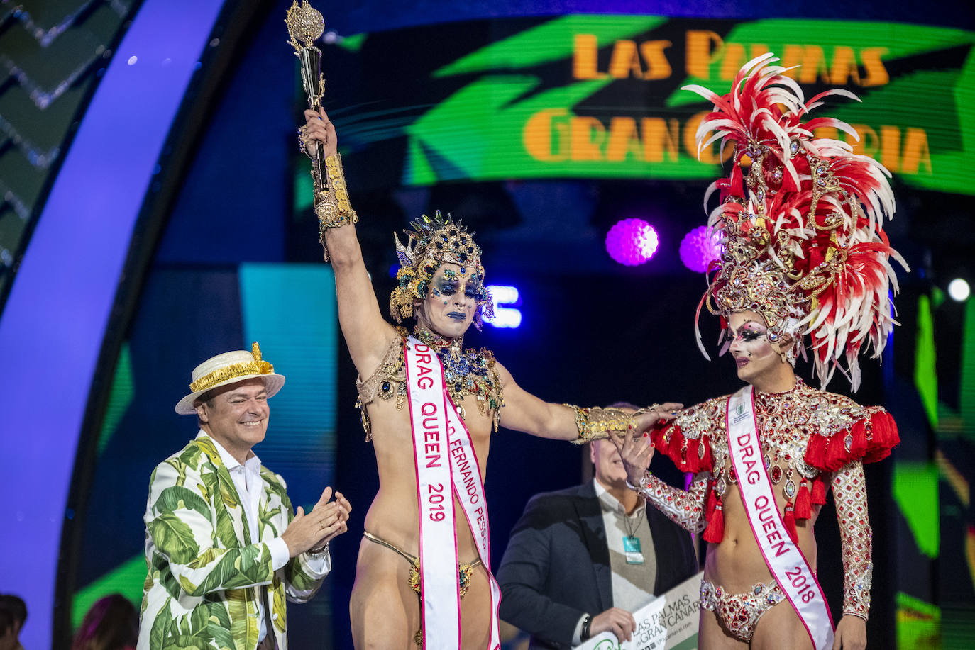 El actual alcalde de la ciudad, Augusto Hidalgo, llevando un atuendo carnavalero.