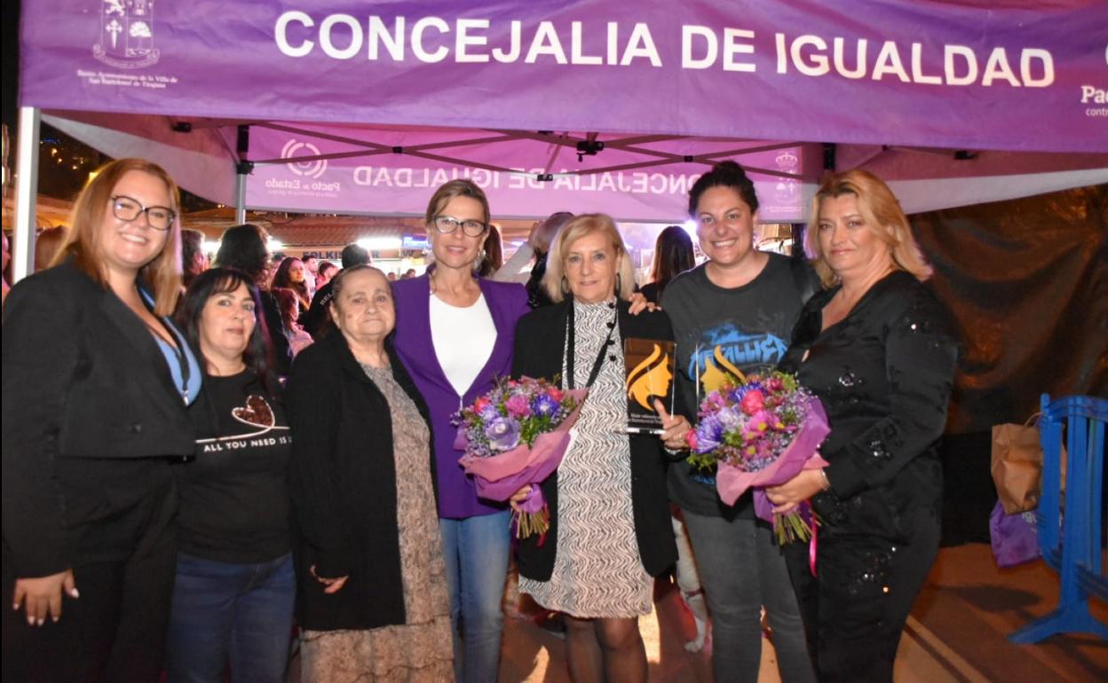 La alcaldesa (de lila) y la edil de Igualdad (izq.), con cuatro de las homenajeadas en el acto. 