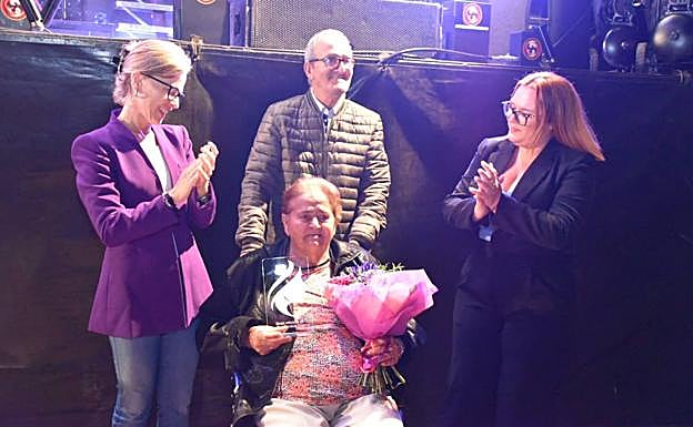 La alcaldesa, Conchi Narváez, y la edil de Igualdad, Irasema Hernández, flanquean a otra de las homenajeadas. 