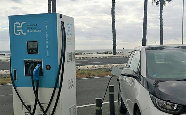 Punto de recarga rápido del Consejo Insular de la Energía situado en la Avenida Marítima de la capital. 