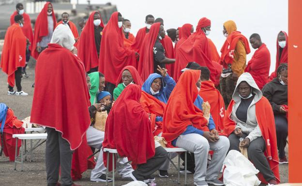 Migrantes de origen subsahariano rescatados en aguas de Lanzarote. 