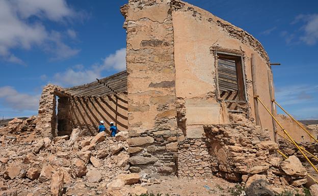 El taro de Teguerey, único en Fuerteventura por su considerable tamaño y por tener un pozo en su interior, luce con los puntales por su flanco sur y con los trabajadores en su interior. 