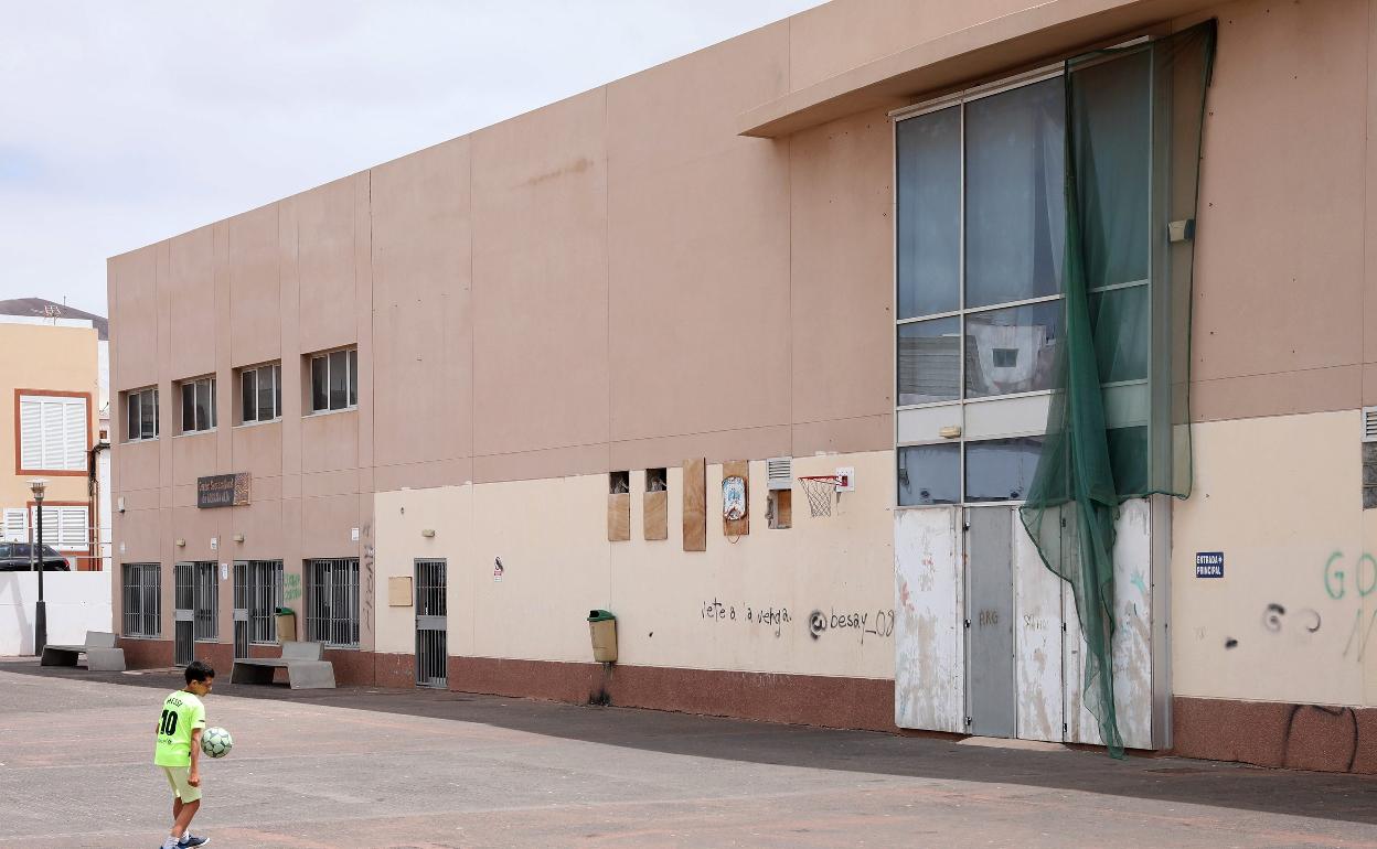 Exterior del pabellón deportivo de Argana, cerrado por fallos graves el 6 de marzo de 2013. 